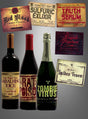 Acht Etiketten im Vintage-Stil aus dem „Flaschenetiketten Halloween 8er-Set“ sind über drei Flaschen mit den Aufschriften „Einbalsamierungsflüssigkeit“, „Rattengift“ und „Zombie-Virus“ auf grauem Hintergrund abgebildet – perfekt für Ihre Halloween-Deko.