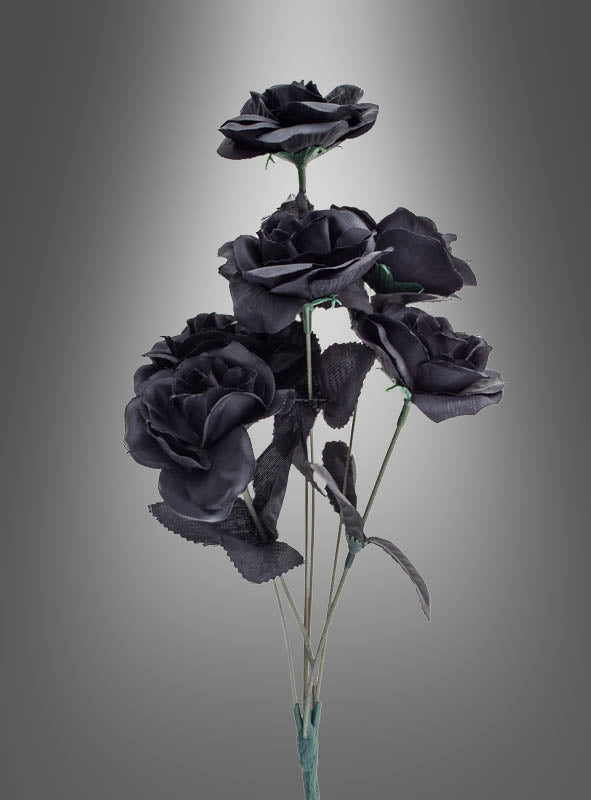 Der Brautstrauß „Geisterbraut – schwarze Rosen“ besteht aus einem Strauß mit sechs schwarzen Rosen mit üppig grünen Stielen und Blättern und ist damit ein auffälliges Accessoire für Ihr Halloween-Kostüm oder ein gewagter, unkonventioneller Brautstrauß, der vor einem grauen Hintergrund mit Farbverlauf wunderschön zur Geltung kommt.