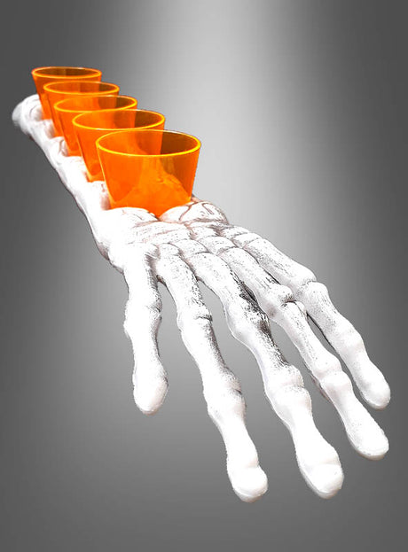 Ein weißer Skelettarm hält fünf orangefarbene Plastik-Schnapsgläser auf seinem Unterarm, vor einem grauen Hintergrund mit Farbverlauf – perfekt für jede Schnapsrunde oder lustige Trinkspiele auf deiner nächsten Party.
