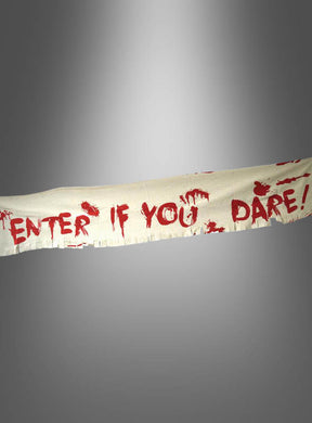 Das „Blutige Schriftbanner 32 x 180 cm ‚Enter if you dare‘“ besticht durch auffällige rote, blutähnliche Schriftzüge auf weißem Stoff und bildet vor einem grauen Farbverlauf den perfekten Hintergrund für die Halloween-Party.
