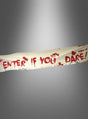 Das „Blutige Schriftbanner 32 x 180 cm ‚Enter if you dare‘“ besticht durch auffällige rote, blutähnliche Schriftzüge auf weißem Stoff und bildet vor einem grauen Farbverlauf den perfekten Hintergrund für die Halloween-Party.