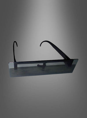 Eine schwarze Balkenbrille mit einem einzigen rechteckigen Glas und schwarzen Bügeln ist vor einem grauen Hintergrund mit Farbverlauf abgebildet.