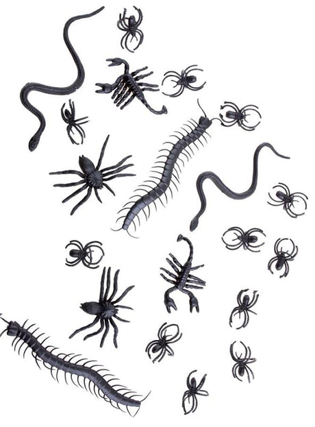 Künstliche Insekten – Deko-Spinnen, 20 Stück – kunstvoll gestaltete schwarze Plastiktierchen wie Spinnen, Skorpione, Tausendfüßler und Schlangen – sind auf weißem Hintergrund verteilt und sorgen so für einen auffälligen Halloween-Dekoeffekt.