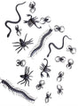 Künstliche Insekten – Deko-Spinnen, 20 Stück – kunstvoll gestaltete schwarze Plastiktierchen wie Spinnen, Skorpione, Tausendfüßler und Schlangen – sind auf weißem Hintergrund verteilt und sorgen so für einen auffälligen Halloween-Dekoeffekt.