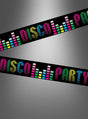 Wir präsentieren das Disco-Party-Banner 8 x 610 cm – ein stilvolles schwarzes Banner mit der Aufschrift „DISCO PARTY“ in leuchtenden, bunten Buchstaben und einem grafischen Equalizer-Design. Mit seinem eleganten grauen Hintergrund mit Farbverlauf eignet sich dieses auffällige Banner perfekt als Disco-Motto-Dekoration für Ihre nächste 70er- oder 80er-Jahre-Party.