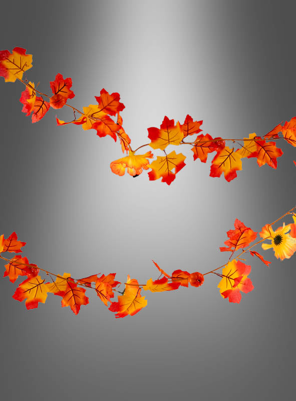 Die „Herbstgirlande 175 cm mit Kürbissen“ besteht aus zwei Strängen mit künstlichen Herbstblättern in leuchtenden Rot- und Orangetönen, die sich vor einem sanften grauen Farbverlauf abheben. Diese elegante Girlande verleiht Ihrer Herbstdekoration eine festliche und charmante Note und eignet sich daher perfekt für die saisonale Dekoration oder für Halloween.