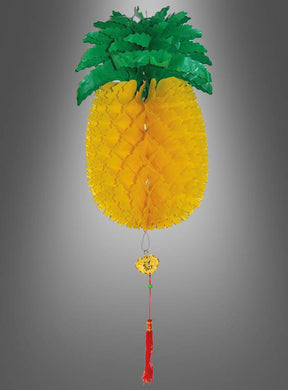 Verleihen Sie Ihrer nächsten tropischen Party-Dekoration oder Sommerfest-Dekoration eine festliche Note – mit der „Ananas Waben Sommer Deko Beach Party“: einer Papierlaterne in Form einer Ananas mit grünen Blättern, einem gelben Körper und einer roten Quaste, die unten herabhängt – wunderschön in Szene gesetzt vor einem grauen Hintergrund mit Farbverlauf.