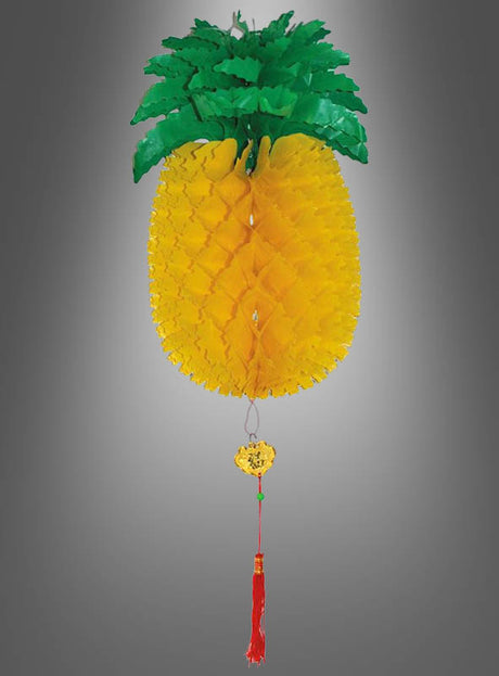 Verleihen Sie Ihrer nächsten tropischen Party-Dekoration oder Sommerfest-Dekoration eine festliche Note – mit der „Ananas Waben Sommer Deko Beach Party“: einer Papierlaterne in Form einer Ananas mit grünen Blättern, einem gelben Körper und einer roten Quaste, die unten herabhängt – wunderschön in Szene gesetzt vor einem grauen Hintergrund mit Farbverlauf.