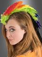 Eine Frau mit langen braunen Haaren trägt den „Bunter Kopfschmuck Paradiesvogel Papagei“ – ein farbenfrohes, regenbogenfarbenes Feder-Mohawk-Haaraccessoire, das sich perfekt für den Karneval eignet –, während sie mit ausdruckslosem Blick vor einem grauen Hintergrund mit Farbverlauf in die Kamera schaut.