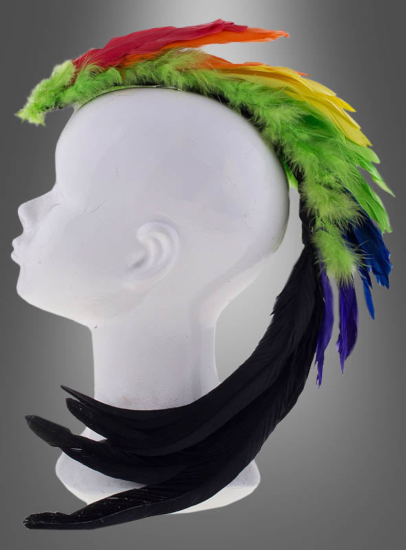 Ein weißer Mannequin-Kopf mit dem farbenfrohen „Bunter Kopfschmuck Paradiesvogel Papagei“ – einem Irokesenschnitt-Kopfschmuck aus Federn in einem Regenbogenfarbverlauf von Rot bis Schwarz – wird im Profil vor einem schlichten grauen Hintergrund gezeigt.