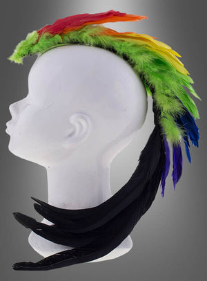 Ein weißer Mannequin-Kopf mit dem farbenfrohen „Bunter Kopfschmuck Paradiesvogel Papagei“ – einem Irokesenschnitt-Kopfschmuck aus Federn in einem Regenbogenfarbverlauf von Rot bis Schwarz – wird im Profil vor einem schlichten grauen Hintergrund gezeigt.