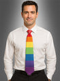 Ein Mann in einem weißen Hemd und einer schwarzen Hose trägt die „Bunte Regenbogen-Krawatte Pride CSD“ und steht vor einem grauen Hintergrund mit Farbverlauf. Er blickt mit einem leichten Lächeln in die Kamera – bereit, auf einem Pride-Festival zu feiern.