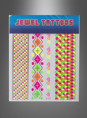 Eine Packung mit der Aufschrift „Neon Tattoo 80er Jahre Abziehbilder“ enthält drei Streifen mit neonfarbenen temporären Tattoos in geometrischen und von Schmuck inspirierten Designs – ideal, um einen lebhaften Neon-Tattoo-Look zu kreieren, der vom Make-up der 80er Jahre inspiriert ist. Mit diesen Abziehbildern kannst du deine ausgefallene Persönlichkeit auf einfache und stilvolle Weise zur Geltung bringen.