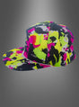 Die „Neonfarbene Mütze“ – eine verstellbare Kappe mit einem abstrakten Neonmuster in Gelb, Rosa, Schwarz und Weiß – fängt den authentischen Neon-Look einer 80er-Jahre-Kappe ein und wird vor einem grauen Farbverlaufshintergrund präsentiert.