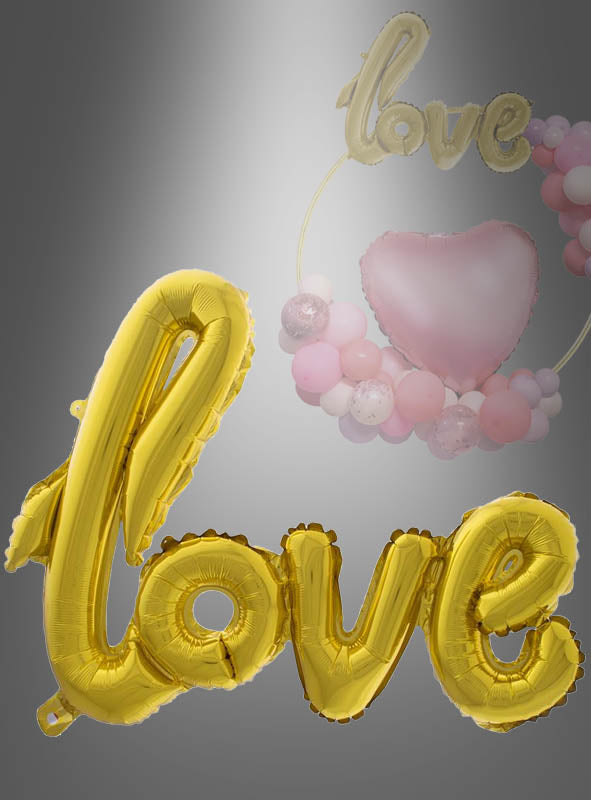 Goldfarbener Folienballon mit der Aufschrift „Love“ (100 cm), präsentiert vor einem festlichen Hintergrund, der durch einen rosa Herzballon und ein Arrangement aus rosa, weißen und goldenen Ballons ergänzt wird – eine ideale Hochzeitsdekoration mit dem eleganten goldenen „Love“-Folienballon (100 cm).