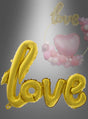 Goldfarbener Folienballon mit der Aufschrift „Love“ (100 cm), präsentiert vor einem festlichen Hintergrund, der durch einen rosa Herzballon und ein Arrangement aus rosa, weißen und goldenen Ballons ergänzt wird – eine ideale Hochzeitsdekoration mit dem eleganten goldenen „Love“-Folienballon (100 cm).