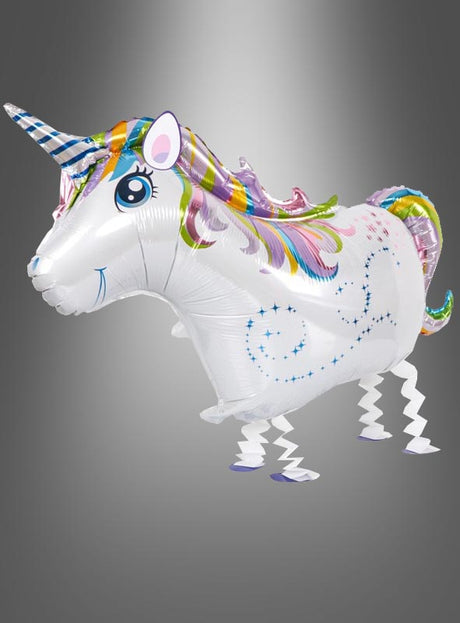 Ein silberner Folienballon in Form eines Einhorns mit einer regenbogenfarbenen Mähne, blauen Augen und spiralförmigen Beinen schwebt vor einem grauen Hintergrund mit Farbverlauf. Der Airwalker-Folienballon „Einhorn“ (60 cm) ist aus hochwertigem Folienmaterial gefertigt und kann mit Helium befüllt werden, um lange Freude daran zu haben.