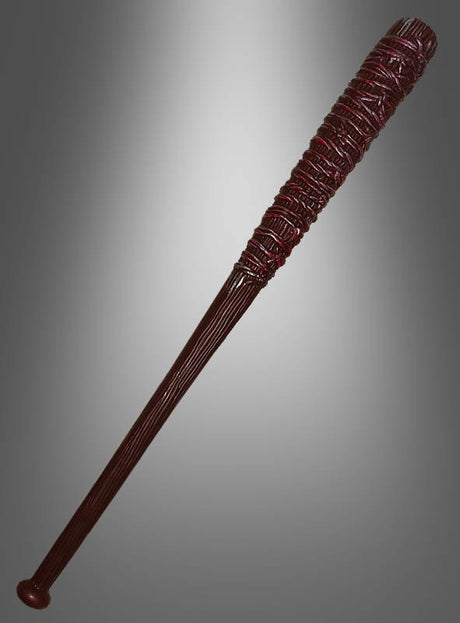 Ein 75 cm langer Baseballschläger namens „Lucille“ – ein mit Stacheldraht umwickelter Knüppel aus dunkelbraunem Holz – ist aufrecht vor einem grauen Hintergrund mit Farbverlauf zu sehen.