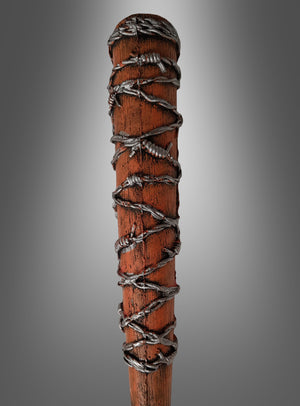 Ein 75 cm langer Baseballschläger „Lucille“ mit Stacheldraht-Schlagfläche ist vor einem grauen Hintergrund mit Farbverlauf abgebildet.