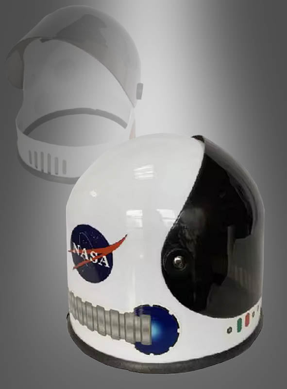 Ein schwarz-weißer „Astronautenhelm für kleine Köpfe“ mit einem NASA-Aufkleber und Bedienknöpfen, dargestellt vor einem grauen Hintergrund mit Farbverlauf und einer verblassten Rückansicht in der oberen linken Ecke.