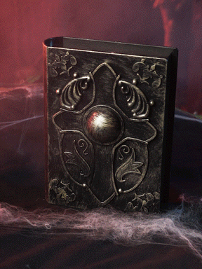 Ein dunkles, kunstvoll verziertes „Zauberbuch“-Deko-Animatronic mit Licht und Sound, das sich durch geprägte Motive und eine zentrale Metallkuppel auszeichnet, ruht inmitten von Spinnweben und rotem Licht – und sorgt so für eine bezaubernde Halloween-Dekoration.