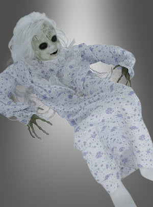 Eine „Schwebende Puppe“ (70 cm), eine Halloween-Dekoration mit blassem, zombieähnlichem Gesicht, grünen Händen und langen weißen Haaren, die ein geblümtes Nachthemd trägt, ist vor einem grauen Hintergrund mit Farbverlauf abgebildet.