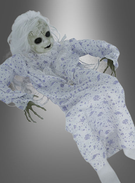 Eine „Schwebende Puppe“ (70 cm), eine Halloween-Dekoration mit blassem, zombieähnlichem Gesicht, grünen Händen und langen weißen Haaren, die ein geblümtes Nachthemd trägt, ist vor einem grauen Hintergrund mit Farbverlauf abgebildet.