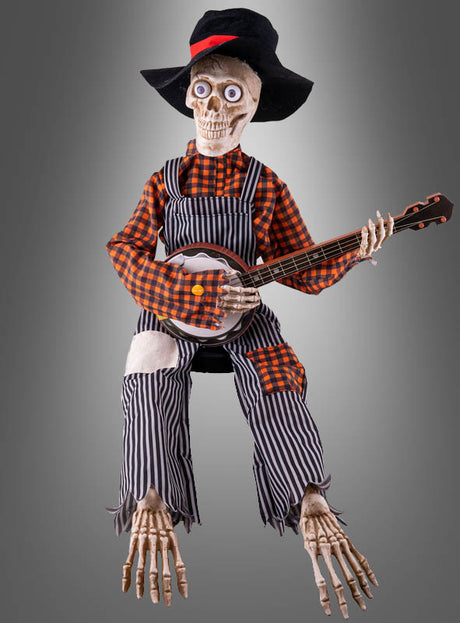 Ein Skelett mit Hut, Karohemd und gestreifter Latzhose, das ein Banjo hält und vor einem grauen Hintergrund sitzt – die perfekte Halloween-Dekoration „Banjo spielendes Skelett“ für deine gruselige Kulisse.