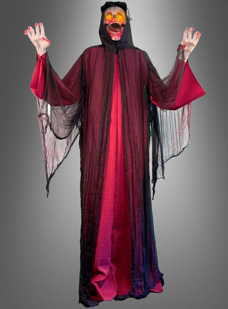 Eine als „Riesiger schwankender Dämon 210 cm“ verkleidete Animatronik-Figur – in einem schwarz-roten Kapuzengewand mit einer furchterregenden Maske, langen Ärmeln, erhobenen Händen und dramatischer Beleuchtung vor einem grauen Hintergrund mit Farbverlauf – ideal als gruselige Halloween-Dekoration oder eindrucksvolle schwankende Dämon-Animatronik.