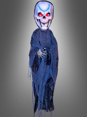 Eine Halloween-Dekoration namens „Riesiges Skelett mit Totenkopf, 280 cm, mit Beleuchtung“ mit leuchtenden Augen, einem großen roten Totenkopf und dunklen, zerfetzten blauen Gewändern, präsentiert vor einem schlichten grauen Hintergrund.