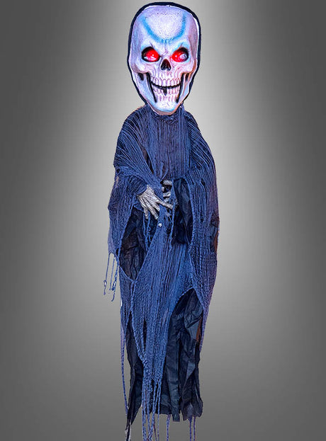 Eine Halloween-Dekoration namens „Riesiges Skelett mit Totenkopf, 280 cm, mit Beleuchtung“ mit leuchtenden Augen, einem großen roten Totenkopf und dunklen, zerfetzten blauen Gewändern, präsentiert vor einem schlichten grauen Hintergrund.