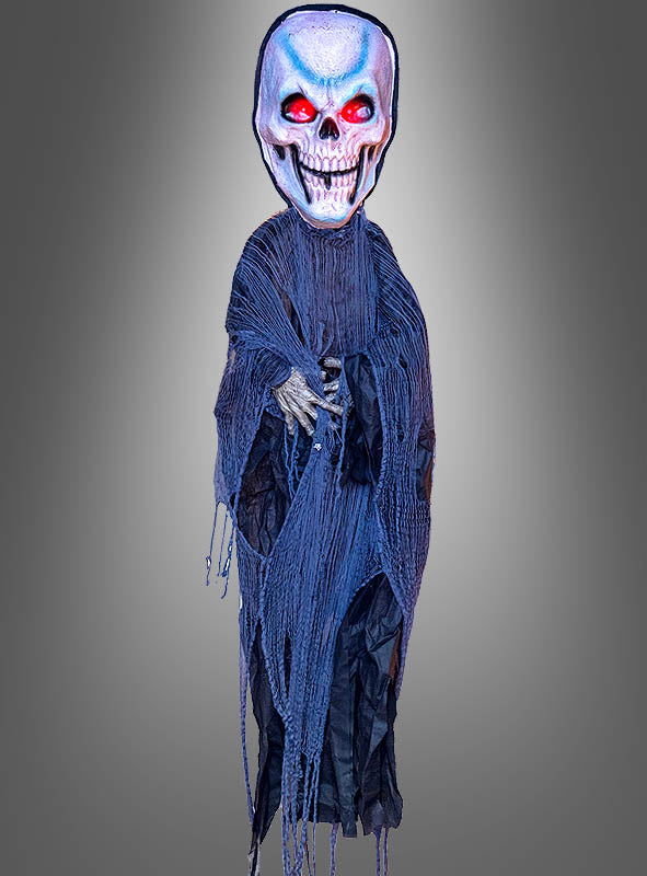 Eine Halloween-Dekoration namens „Riesiges Skelett mit Totenkopf, 280 cm, mit Beleuchtung“ mit leuchtenden Augen, einem großen roten Totenkopf und dunklen, zerfetzten blauen Gewändern, präsentiert vor einem schlichten grauen Hintergrund.