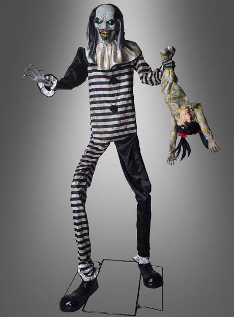 Der „Riesiger Horror-Clown mit Puppe, 240 cm, Animatronic“ zeigt einen hoch aufragenden, bedrohlichen Clown in schwarz-weiß gestreifter Kleidung, der in einer Hand eine schlaffe Puppe umklammert. Mit scharfen Zähnen, leuchtend grünen Augen und krallenartigen Fingern ist diese Animatronic die perfekte Ergänzung für Ihre gruselige Halloween-Dekoration.