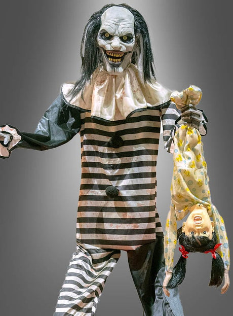 Eine Person, verkleidet als „Riesiger Horror-Clown mit Puppe 240 cm Animatronic“ mit schwarz-weißen Streifen, hält eine Puppe kopfüber am Bein vor einem grauen Hintergrund mit Farbverlauf – und schafft so eine ideale, unheimliche Atmosphäre für Ihre Halloween-Dekoration oder Ihr Animatronic-Display.