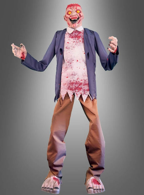 Ein riesiger animatronischer Zombie (215 cm) mit leuchtenden Augen, zerrissener Kleidung und Blutspuren steht vor einem grauen Farbverlauf – die perfekte Halloween-Dekoration, um eine gruselige Atmosphäre zu schaffen.