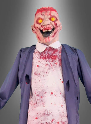 Vor einem grauen Farbverlaufshintergrund steht eine Person, verkleidet als „Riesiger Zombie Animatronic 215 cm“ mit leuchtend gelben Augen, einem blutigen Mund und zerrissener, blutbefleckter Kleidung – ein beeindruckender animierter Zombie, ideal für die Halloween-Dekoration.