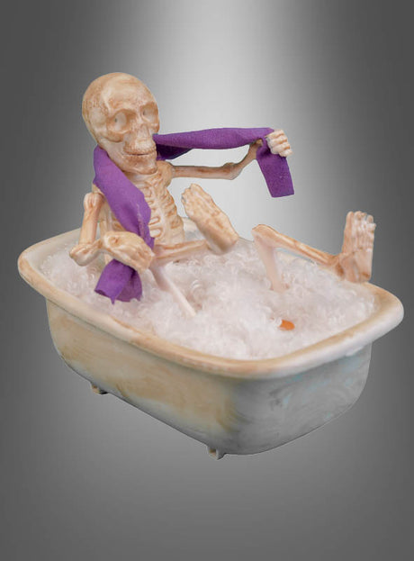 Ein 27 cm großes, animiertes Skelett in der Badewanne, komplett mit einem lila Handtuch, sitzt in einer mit Seifenblasen gefüllten Badewanne vor einem grauen Hintergrund mit Farbverlauf – und sorgt so für die perfekte Halloween-Dekoration.