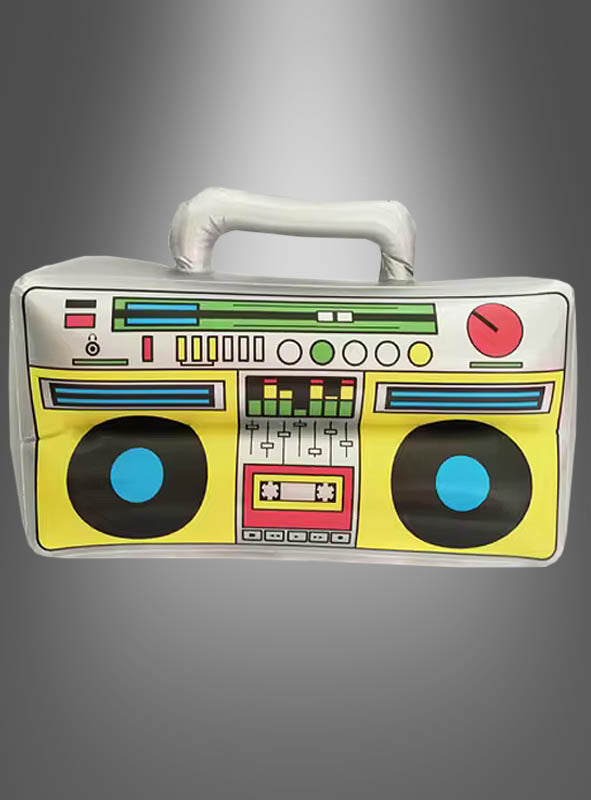 Verleihe deiner nächsten Party einen Hauch von Nostalgie mit dem aufblasbaren Kassettenrekorder „Ghettoblaster“! Mit seinen farbenfrohen Retro-Grafiken, die Lautsprecher, Tasten und ein Kassettendeck auf einem coolen grauen Hintergrund zeigen, ist dieses aufblasbare Accessoire perfekt für jede 80er-Party. Verleihe deiner Feier mit diesem unverzichtbaren Retro-Accessoire im Handumdrehen einen Hauch von Nostalgie und Spaß.