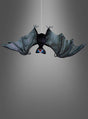 Eine „Animierte Fledermaus 80 cm“ mit ausgebreiteten schwarzen Flügeln hängt kopfüber an einer dünnen Schnur vor einem grauen Hintergrund – perfekt als dezenter und dennoch auffälliger Halloween-Deko-Akzent für Ihre gruselige Kulisse.