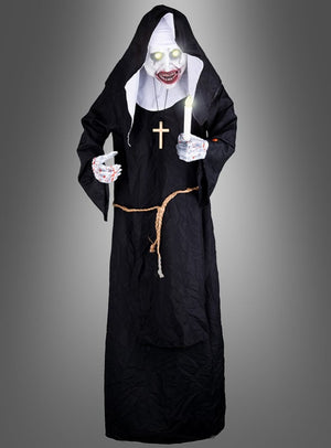 Eine animatronische Horror-Nonne (185 cm) mit Bewegungsmelder steht vor einem grauen Hintergrund. Sie trägt ein gruseliges Nonnenkostüm mit leuchtenden Augen, weißem Gesichts-Make-up, einer Kreuzkette und einem Seilgürtel und hält eine Kerze und ein Handy in der Hand – die perfekte Inspiration für Ihre nächste Halloween-Dekoration.