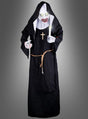 Eine animatronische Horror-Nonne (185 cm) mit Bewegungsmelder steht vor einem grauen Hintergrund. Sie trägt ein gruseliges Nonnenkostüm mit leuchtenden Augen, weißem Gesichts-Make-up, einer Kreuzkette und einem Seilgürtel und hält eine Kerze und ein Handy in der Hand – die perfekte Inspiration für Ihre nächste Halloween-Dekoration.