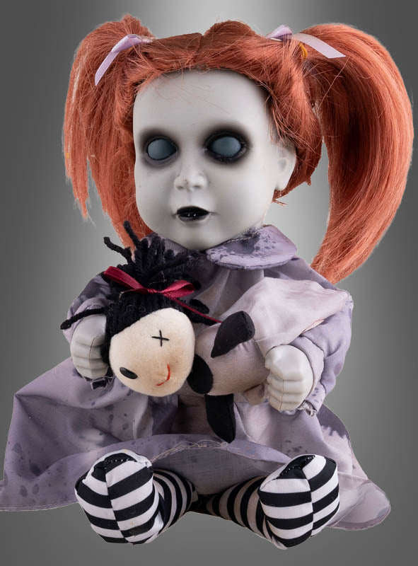Animierte Horrorpuppe, 26 cm, mit leuchtenden Augen – eine Porzellanpuppe mit roten Zöpfen, schwarzen Augen und gestreiften Strumpfhosen, die eine kleine Puppe hält und vor einem grauen Farbverlauf posiert. Ideal als Geisterpuppe oder animierte Horror-Dekoration, um Ihrer Halloween-Dekoration einen unheimlichen Akzent zu verleihen.