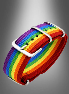Ein verstellbares Regenbogenarmband aus Nylon mit Regenbogenstreifen und einer silbernen Metallschnalle, dargestellt vor einem grauen Hintergrund mit Farbverlauf.
