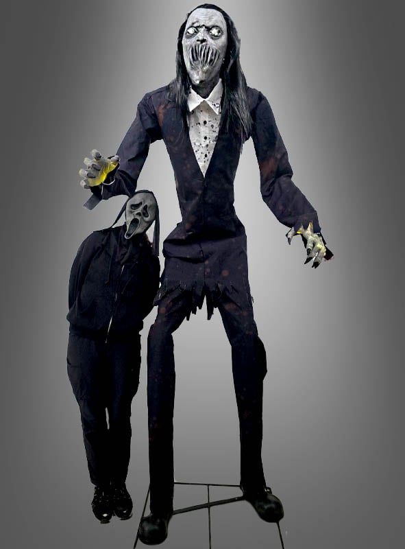 Zwei Personen tragen dunkle, zerfetzte Monsterkostüme mit gruseligen Masken, die an unheimliche Halloween-Figuren erinnern; eines der Kostüme ist vom „Gigantischen Zombie 230 cm Animatronics“ inspiriert – hoch aufragend und mit Klauenhänden –, während sich das andere in einer gebeugten Haltung vor einem grauen Hintergrund abhebt.