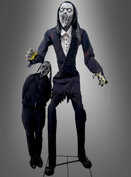 Zwei Personen tragen dunkle, zerfetzte Monsterkostüme mit gruseligen Masken, die an unheimliche Halloween-Figuren erinnern; eines der Kostüme ist vom „Gigantischen Zombie 230 cm Animatronics“ inspiriert – hoch aufragend und mit Klauenhänden –, während sich das andere in einer gebeugten Haltung vor einem grauen Hintergrund abhebt.