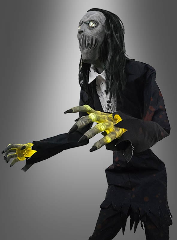 Eine hoch aufragende Zombie-Figur, die dem „Gigantischen Zombie 230 cm Animatronics“ ähnelt, mit leuchtend gelben Fingern, zerfetzter schwarzer Kleidung, langen schwarzen Haaren und einem grauen, verzerrten Gesicht steht vor einem grauen Hintergrund mit Farbverlauf.