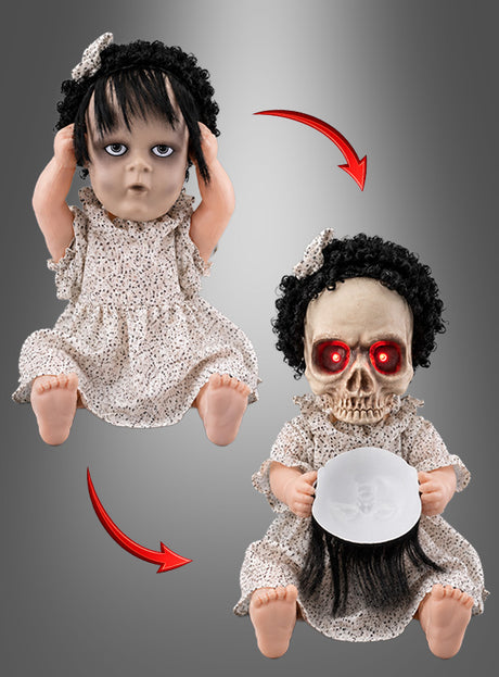 Die 40 cm große animierte Horrorpuppe mit zwei Gesichtern hat dunkles Haar und ein gemustertes Kleid; sie verwandelt sich, indem ihr Gesicht eine Totenkopfmaske mit leuchtend roten Augen enthüllt, während sie ihr abnehmbares Puppengesicht in den Händen hält – perfekt als animierte Horrorpuppe für deine Halloween-Dekoration.