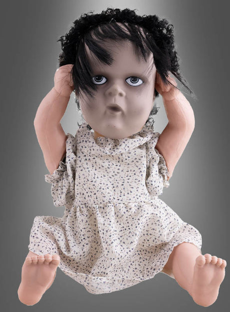Die 40 cm große, animierte Horrorpuppe mit zwei Gesichtern hat blasse Haut, lockiges schwarzes Haar und große blaue Augen, trägt ein gemustertes Kleid und hält ihren eigenen Kopf in der Hand; der schlichte graue Hintergrund macht sie zur perfekten Halloween-Dekoration.