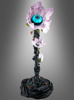 Mit einer Höhe von 180 cm besticht die „Animierte Blume mit Augen“-Dekoration durch eine auffällige Kunstblume mit einem großen blauen Augapfel in der Mitte, einem gewundenen dunklen Stiel und kleineren Blüten – damit ist sie die ultimative gruselige Pflanze für Ihre nächste Halloween-Dekoration. Vor einem grauen Hintergrund mit Farbverlauf verleiht diese unheimliche Kreation jeder gruseligen Kulisse einen beunruhigenden Charme.
