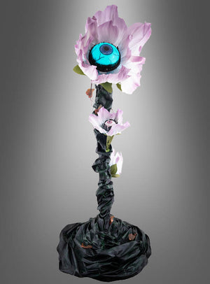 Mit einer Höhe von 180 cm besticht die „Animierte Blume mit Augen“-Dekoration durch eine auffällige Kunstblume mit einem großen blauen Augapfel in der Mitte, einem gewundenen dunklen Stiel und kleineren Blüten – damit ist sie die ultimative gruselige Pflanze für Ihre nächste Halloween-Dekoration. Vor einem grauen Hintergrund mit Farbverlauf verleiht diese unheimliche Kreation jeder gruseligen Kulisse einen beunruhigenden Charme.